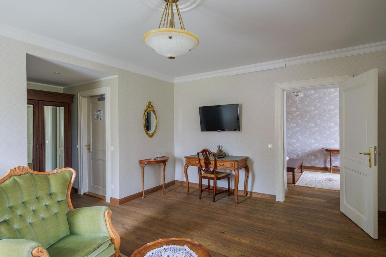 Saka Manor Hotel Luaran gambar