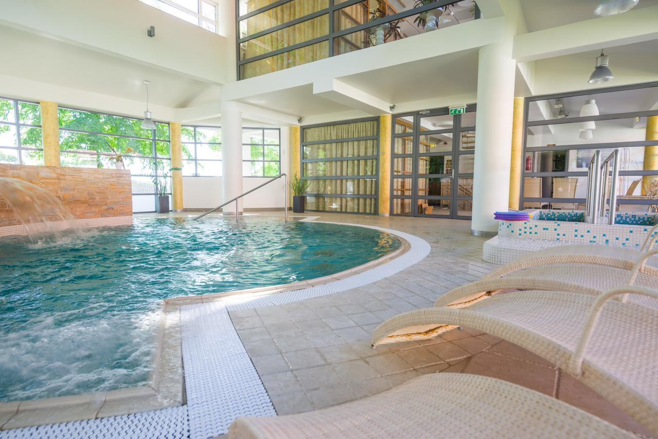 Saka Manor Hotel Luaran gambar